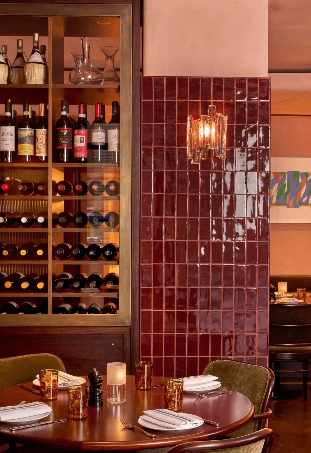 Les bouteilles et le bar de la cave
